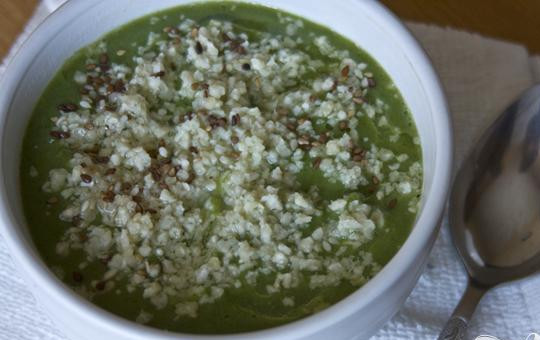 1. Этап. Вегетарианский суп из брокколи: 5. Теперь разливаем по тарелкам. Добавим растительного масла (чайную ложку) и масло из грецкого ореха. Посыпаем сверху семенами кунжута и измельченным миндалем.
