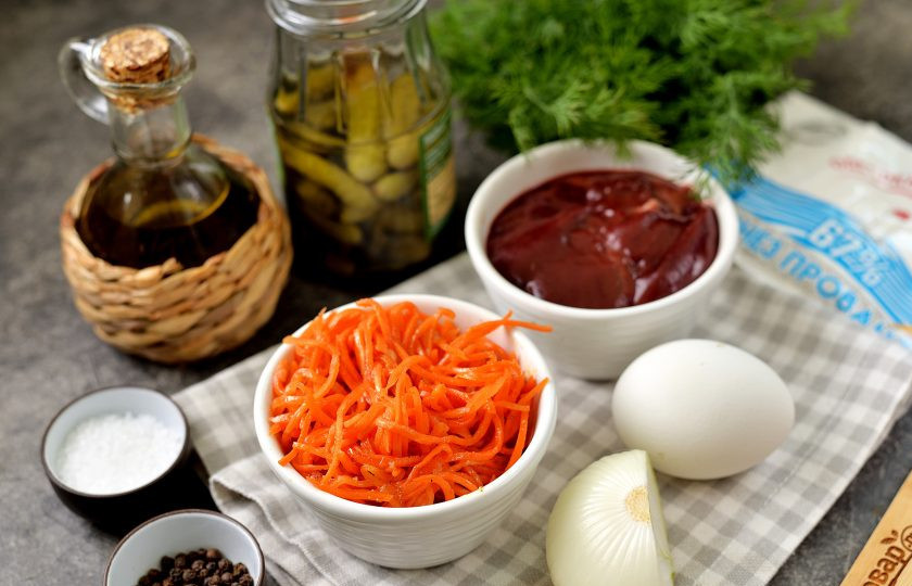 1. Этап. Салат из куриной печени с морковью по-корейски: Подготовьте все ингредиенты. Лук почистите и помойте. Снимите с печени все пленки и остатки жира, промойте под проточной водой.