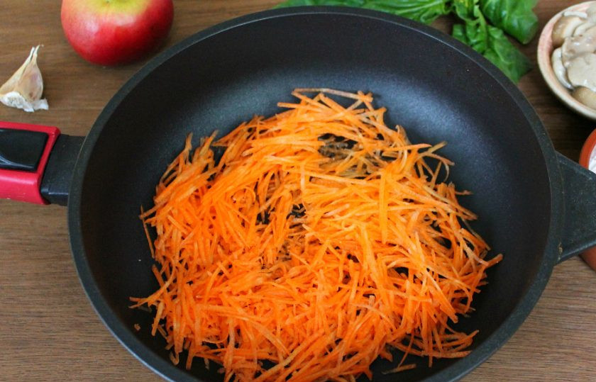 1. Этап. Салат Зимнее солнце: Морковь трем на терке и обжариваем 5-7 минут на подсолнечном масле.