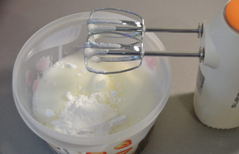 1. Этап. Мокрый бисквит: Всыпьте сахарную пудру.