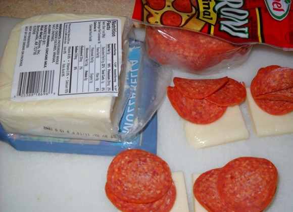 1. Этап. Куриные грудки, фаршированные сыром и пепперони: 3. Разрежьте сыр на 4 ломтика, к каждому ломтику сыра добавьте 4 ломтика пепперони.