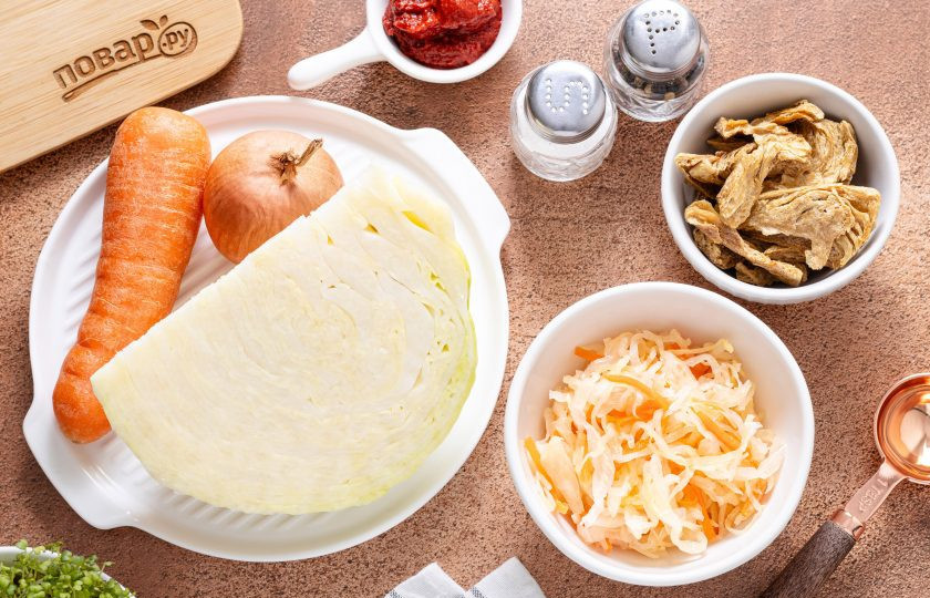 1. Этап. Тушеная капуста с соевым мясом: Подготовьте все ингредиенты.