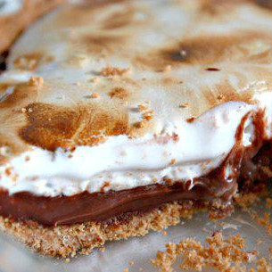 Пирог с шоколадной начинкой и зефирным наполнением