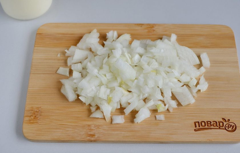 1. Этап. Салат Пасхальный кролик: 2. Лук порежьте ножом максимально мелко.