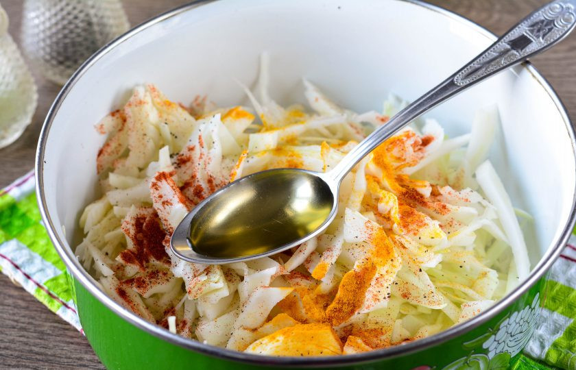 1. Этап. Капуста в пакете в духовке: Полейте капусту маслом и перемешайте.