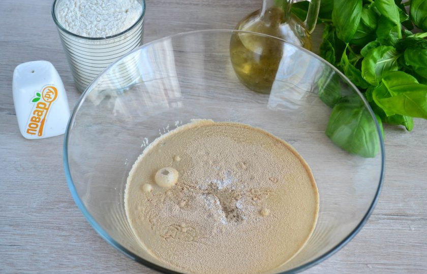 1. Этап. Пицца Каприччиозо: В теплой воде растворите сухие дрожжи, добавьте соль и сахар, перемешайте. Обычно быстродействующие дрожжи смешивают с остальными сухими ингредиентами, а затем добавляют жидкие, но мне больше нравится смешивать дрожжи сразу с водой.