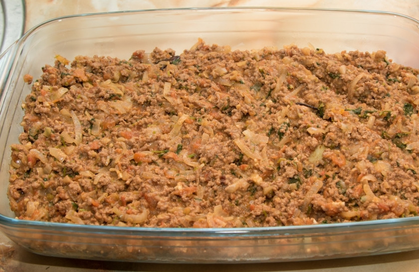 1. Этап. Мусака классическая: Возьмите форму для запекания, смажьте ее немного маслом и выложите слои мусаки: сначала картошку, затем баклажаны, после — мясо. Сверху полейте соусом. Отправьте в духовку минут на 40-50.