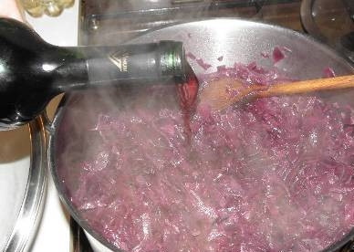 1. Этап. Тушеная красная капуста по-чешски: И следом наливаем вино. Перемешиваем капусту, выпариваем её минут 5, а затем продолжаем тушить под крышкой до тех пор, пока капуста не станет мягкой.