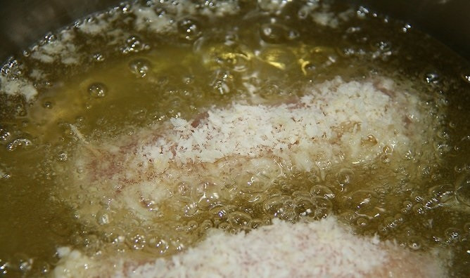 1. Этап. Курица с лимонным маслом: 10. Масло разогрейте как следует и выложите курочку.