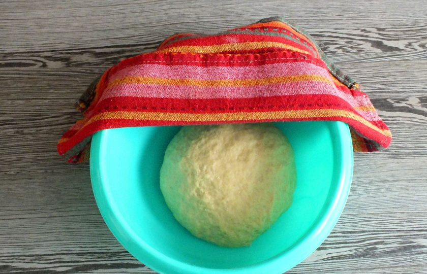 1. Этап. Дучмак с творогом: Тесто округлите. Переложите в миску. Прикройте полотенцем, оставьте в теплом месте на 1 час 30 минут.