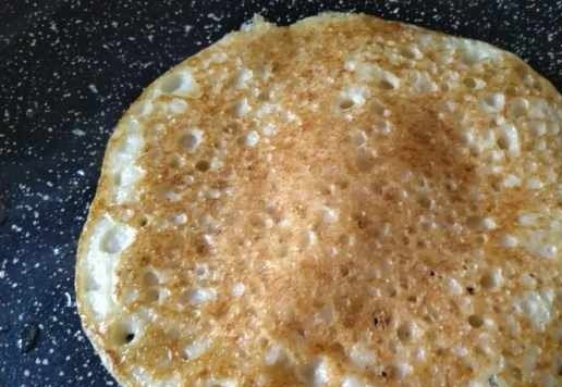 1. Этап. Блины с гречкой: Перед каждым блином кисточкой смазывать маслом сковороду. Жарить на небольшом огне. Не спешите переворачивать, дайте блину схватиться.