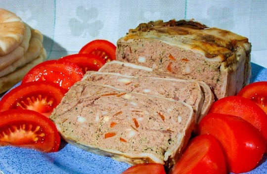 1. Этап. Паштет из куриной печени в духовке: После этого вылейте из паштета жир, а на фольгу поставьте груз. Оставьте блюдо на 2 часа при комнатной температуре. Слейте образовавшуюся жидкость. Паштет переверните вверх дном и достаньте из формы. Закуску нарезайте и пробуйте!