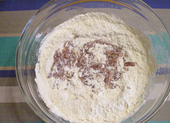 1. Этап. Коврижка с вареньем на кефире: 3. Всыпаем муку и соду, перемешиваем. Вливаем масло.