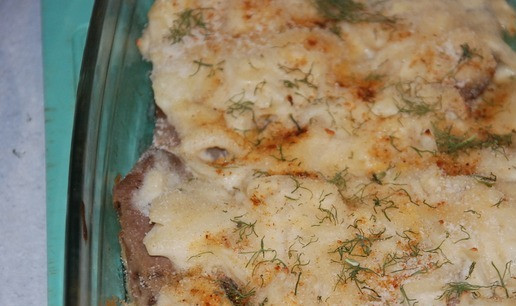 1. Этап. Язык в сырном соусе: Вот такой противень вынули из духовке. Язычок весь пропитался соусом и очень нежный и ароматный.