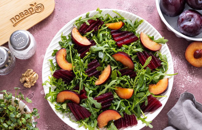 1. Этап. Салат со сливами и свеклой: Сливы помойте, обсушите. Разрежьте пополам и удалите косточку, затем нарежьте дольками.