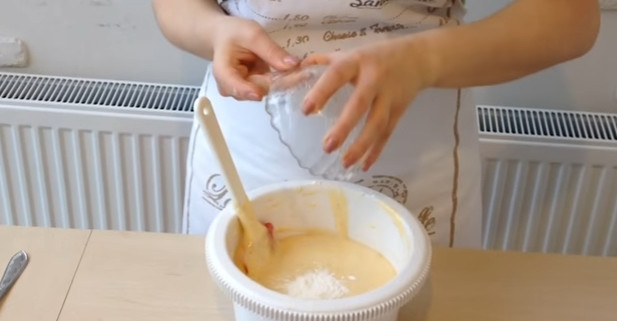 1. Этап. Пышный бисквит на меду: 6. В самом конце в тесто добавьте разрыхлитель, снова перемешайте.