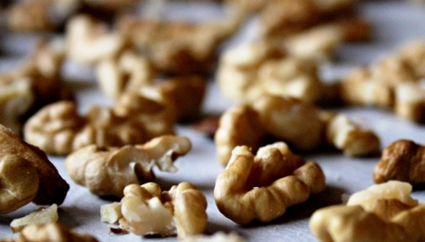 1. Этап. Торт Брауни: Орехи выкладываем на противень, застланный пергаментной бумагой, и выпекаем 8-10 минут при 175 градусах.