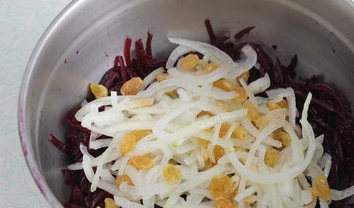 1. Этап. Салат свекольный По-другому: В чашу выложить свеклу, изюм и лук.