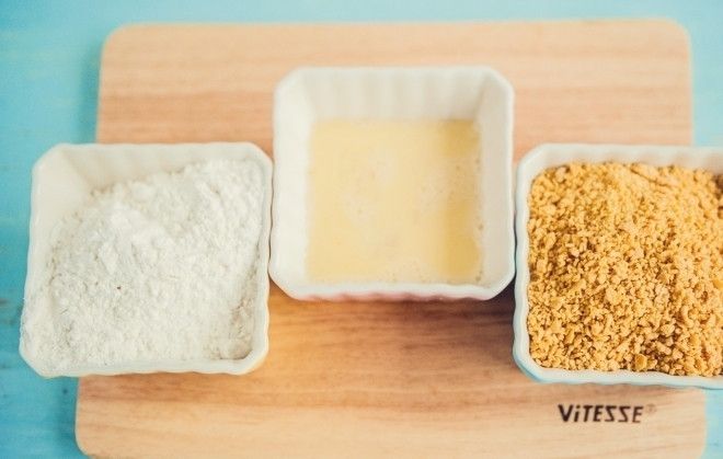 1. Этап. Острые куриные крылышки: 2. Кукурузные хлопья измельчаем руками в мелкую крошку, но ни в коем случае не муку, добавляем немного молотого перца чили. Яйца вбиваем в миску и перемешиваем венчиком или вилкой, муку пересыпаем в другую миску.