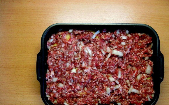 1. Этап. Мясная запеканка с картофелем: 6. Готовый фарш выложить ровным слоем сверху картофеля.