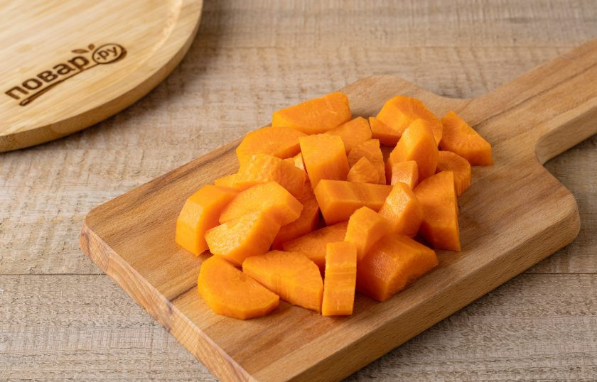 1. Этап. Фруктово-овощной смузи из сельдерея, моркови и банана: Морковь помойте, очистите и нарежьте ломтиками.