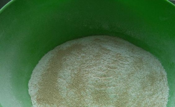 1. Этап. Тесто для пирогов с сухими дрожжами: Добавьте к муке дрожжи. Если вы планируете сразу же начинать формировать из теста изделия и выпекать их, то воспользуйтесь быстродействующими дрожжами. Им не нужно время, чтобы подойти.