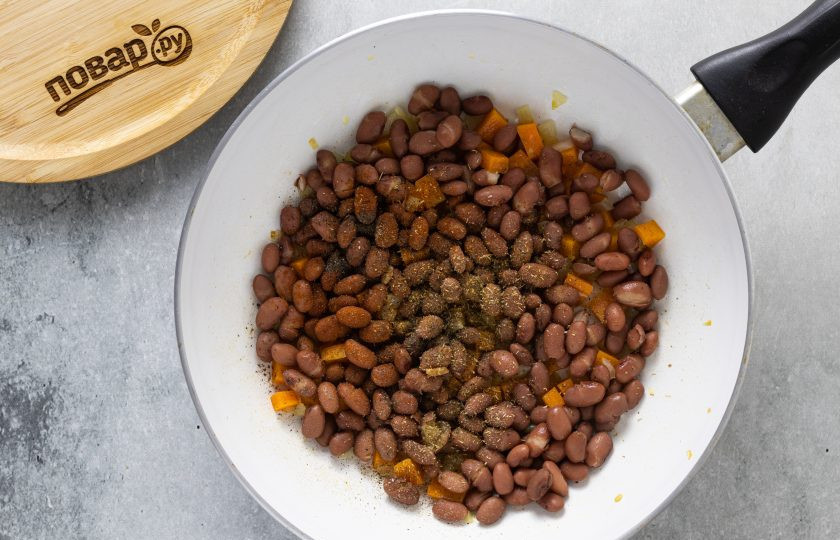 1. Этап. Лобио из баклажанов: Добавьте красную фасоль и все специи. Обжарьте все вместе 2-3 минуты.