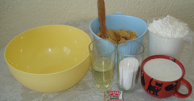 1. Этап. Пирожки с горохом в духовке: 1. Для начала следует приготовить дрожжевое тесто (опарное). Разведите в теплой воде или молоке дрожжи, добавьте сахар, соль и несколько ложек муки. Дайте опаре постоять около 30 минут, после чего замесите тесто.