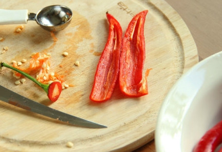 1. Этап. Аджика из острого перца на зиму: Аджику по-грузински делают, как правило, из острого перца без добавления даже болгарского, не то что помидоров. Вы же можете болгарски-то добавить, все-таки, один чили - островато для некоторых. Итак, мою перец. Обсушиваю и разделываю.