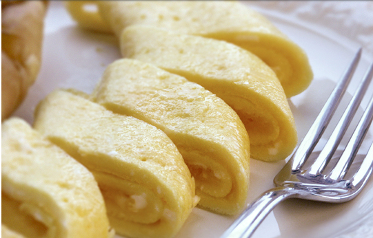 1. Этап. Омлет на скорую руку: 3. Когда омлет уже будет плотной консистенции, но чуть жидковат сверху - сворачиваем его трубочкой и тут же подаем!