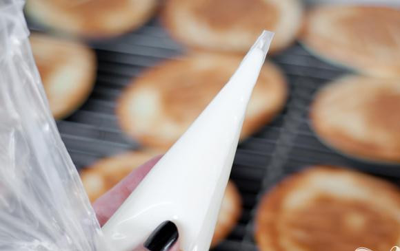 1. Этап. Печенье в шоколадно-медовой глазури: 4. Чтобы сделать глазурь, растопить шоколад в миске. В небольшой кастрюле довести воду и мед до кипения на сильном огне. Снять с огня и добавить половину смеси в сахар. Взбить до однородности, добавляя оставшуюся медовую смесь, по 1 чайной ложке за раз. Перемешать с ванилью. Добавляйте медовую смесь очень медленно, чтобы глазурь не получилась слишком жидкой. Заполнить кондитерский мешок небольшим количеством глазури.