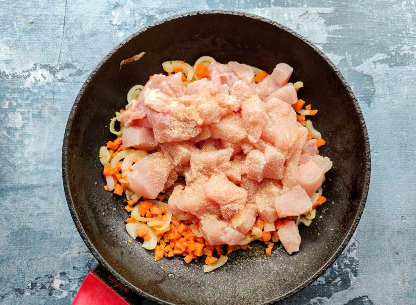 1. Этап. Куриный паштет с яйцом: Курицу нарежьте, добавьте к овощам, посолите, добавьте чеснок, специи и жарьте до готовности.