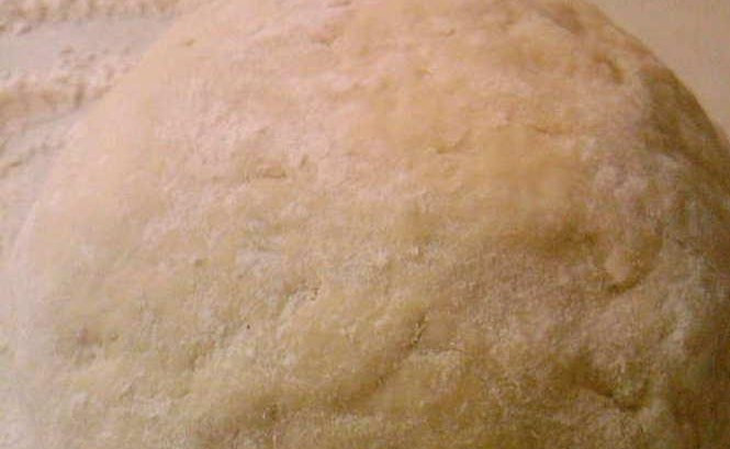 1. Этап. Кубете с курицей и картошкой: Тесто: размягченный маргарин рубим ножом, добавляем муку, разминаем. Вливаем воду, уксус, добавляем яйцо, соль и оставшуюся муку. Замесите тесто и отставьте его в холодильник на полчаса.