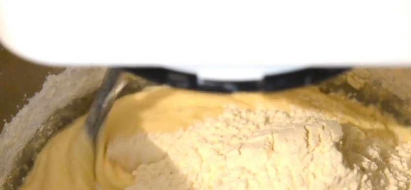 1. Этап. Лентяйки: 2. Добавьте просеянный крахмал, разрыхлитель и перемешайте до однородности. Добавьте в несколько приемов просеянную муку и замесите рыхлое тесто.