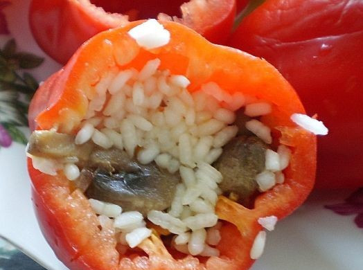 1. Этап. Перец, фаршированный грибами и рисом: Готовим начинку для перцев. смешиваем рис и обжаренные грибы с луком и морковью. Солим и перчим. Начиняем перчики получившейся начинкой.