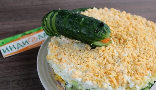 1. Этап. Новогодний салат Символ года: Устроить змейку на салат.