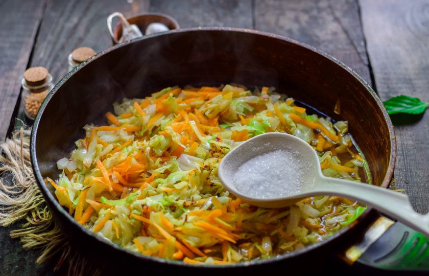 1. Этап. Тушеная молодая капуста: Добавьте соль, перец, немного сахара и воду. Тушите капусту 15-20 минут. Спустя время разложите капусту по тарелкам и подавайте к столу.