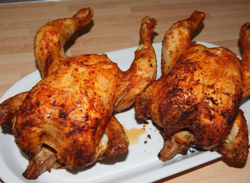 1. Этап. Курица на бутылке в духовке: Когда курица чуть остынет, снимите её с бутылки и подавайте. Добавьте любимый гарнир. Приятного аппетита!