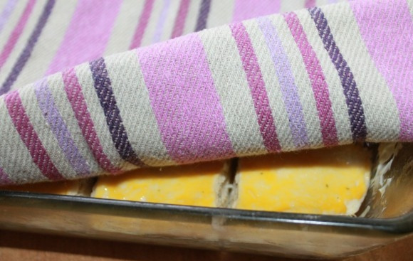 1. Этап. Закусочный сырный пирог: 10. Накройте полотенцем и оставьте на полчасика, чтобы тесто подошло.