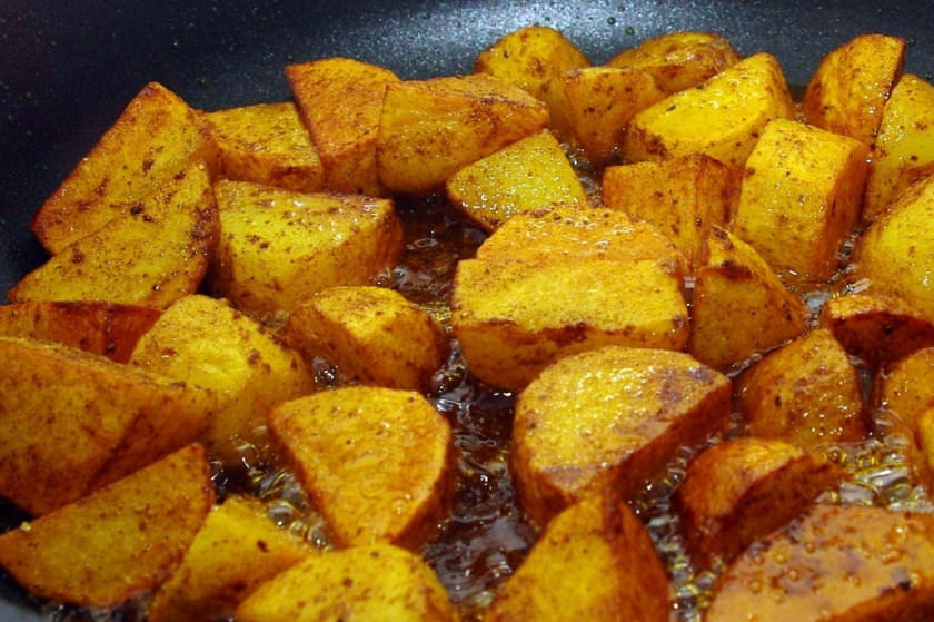 1. Этап. Азу из свинины в горшочках: Картофель чистим. Нарезаем некрупно и подрумяниваем на растительном масле на отдельной сковороде. В конце к картофелю добавляем перчик чили.