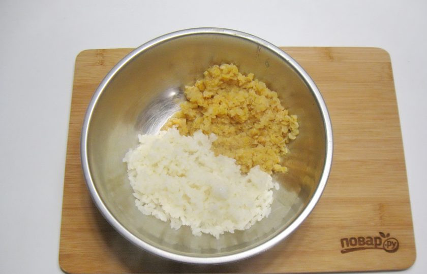 1. Этап. Постные голубцы с овощами: Рис и красную чечевицу отварите почти до готовности. Выложите в миску.