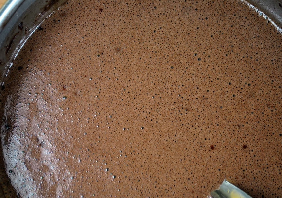 1. Этап. Мокрый торт: Добавьте ванильный экстракт и перемешайте. Смесь вылейте в форму, смазанную маслом. Выпекайте при 180 в течение 40-50 минут.