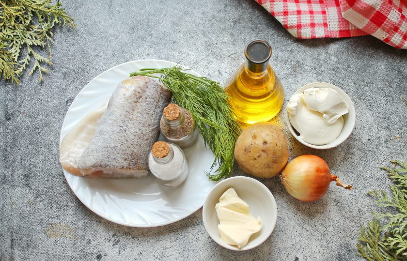 1. Этап. Треска по-поморски: Подготовьте все необходимые ингредиенты для приготовления трески по-поморски. Картофель почистите, сполосните и порежьте тонкими пластинками. Налейте в кастрюлю воду, посолите и выложите картошку. Доведите все до кипения и варите в течение 1-2 минут, до полуготовности.