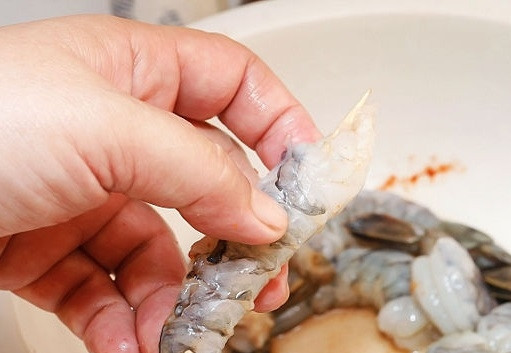 1. Этап. Креветки на гриле: 5. Проткните креветки, вернее - насадите их на длинные палочки.