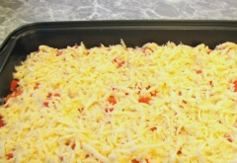 1. Этап. Каннеллони с беконом под томатным соусом: Каннеллони выкладываем в форму и заливаем соусом из помидоров и чеснока. Сыр натираем на крупной терке и присыпаем верхним слоем.