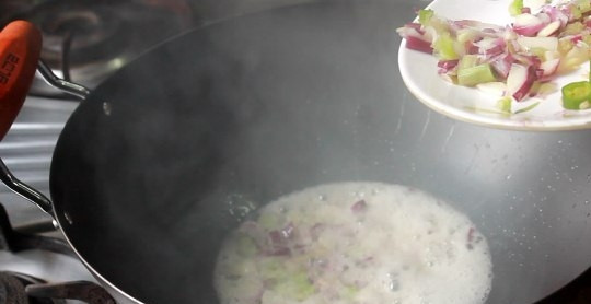 1. Этап. Жареный рис с овощами: 2. Выложите измельченный чеснок, имбирь и острый перец.