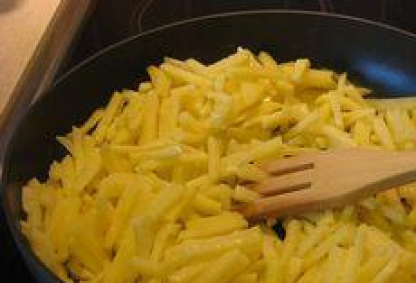 1. Этап. Картошка с кабачками: Первым на сковородку высыпать картофель. Жарить лучше всего под закрытой крышкой, периодически перемешивая. Обязательно посолите и добавьте приправ.