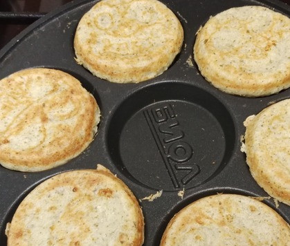 1. Этап. Сырники с морской капустой: Добавить масло, перемешать. На прогретую сковороду с антипригарным покрытием порционно выложить картофельно-творожную смесь, обжарить на медленном огне с обеих сторон до образования румяной корочки.