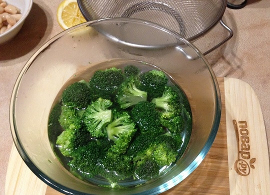 1. Этап. Жареная брокколи с фасолью и беконом: 2. Брокколи разбираем на соцветия и заливаем кипятком, или можете слегка отварить, если любите мягкую брокколи.