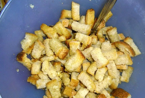 1. Этап. Сухарики в духовке: Если у вас нет чеснока, используйте только лук. Не забывайте про луковый сок. Его тоже нужно пустить в дело, смешав с маслом. Через 20 минут достаю сухарики. Они зарумянились, как нужно. Перекладываю их в миску и сдабриваю соусом.